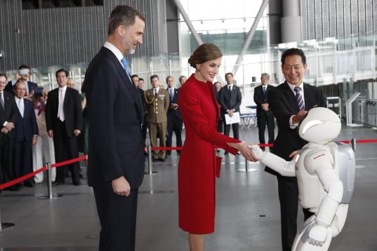 Durante la visita al Museo Nacional de Ciencias e Innovación (Miraikan) de Tokio, donde los Reyes fueron recibidos por el robot Asimo.