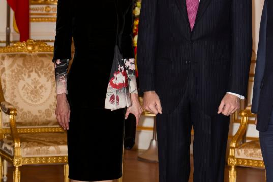 En un encuentro con el primer ministro Shinzo Abe y su esposa, Akie Abe, en Tokio.

Letizia vistió un diseño de inspiración oriental de Giorgio Armani Privé de 2011 y llevó unos pendientes de diamantes y rub&ia...