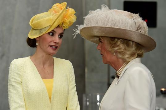 Saludando a Camila de Cornualles al inicio de su visita oficial al Reino Unido.