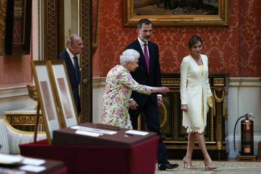 El duque de Edimburgo, la reina Letizia, Felipe VI e Isabel II en el palacio de Buckingham, en la visita oficial al Reino Unido de los reyes de España.