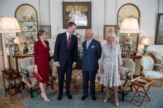 Carlos y Camila posan con los reyes de España en Clarence House, en su visita oficial al Reino Unido.