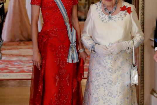 Con la reina Isabel II, vestida de Felipe Varela y con la tiara Flor de Lis, en la gala de honor celebrada en el palacio de Buckingham durante su visita oficial al Reino Unido.