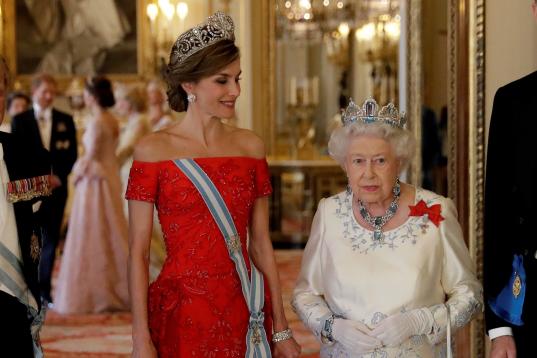 Con la reina Isabel II, en la gala de honor celebrada en el palacio de Buckingham durante su visita oficial al Reino Unido.