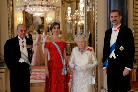 Con la reina Isabel II y el duque de Edimburgo, en la gala de honor celebrada en el palacio de Buckingham durante su visita oficial al Reino Unido.