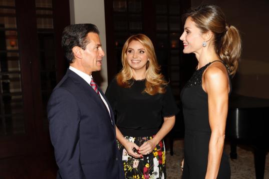 Durante su viaje a México, en la recepción por parte del Presidente Enrique Peña Nieto y su mujer Angélica Rivera en la residencia de Los Pinos.