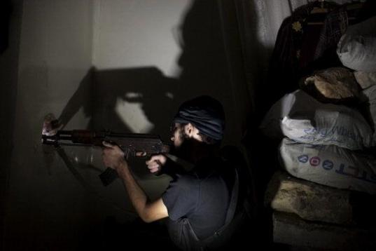 Abu Yassin toma posición en un edificio de la ciudad de Alepo, en Siria. Cuando era un estudiante nunca se imaginó con un arma en la mano y luchando contra el régimen sirio, pero todo cambió cuando vio a un niño desangrándose hasta la muer...