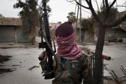 Un rebelde sirio toma posición en el distrito de Hanano, al norte de la ciudad de Alepo (Siria). 
