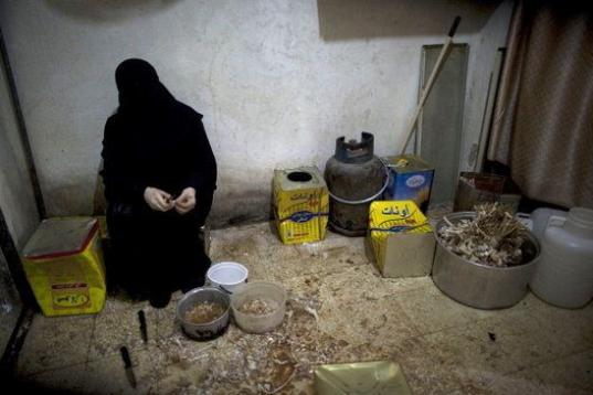Una mujer siria cocina para gente pobre durante el segundo día del mes del Ramadán en Alepo. 