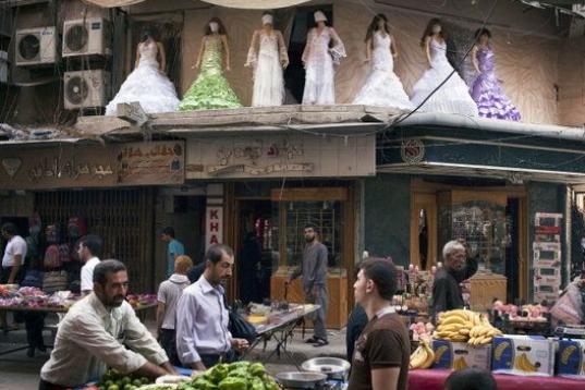 Vestidos de novia expuestos en un mercado el 14 de septiembre de 2013 en Alepo (Siria). 