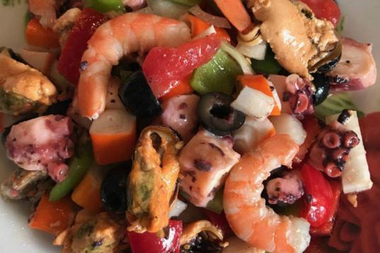 Para este plato solo hacen falta mejillones, gambas, pulpo, pimientos, tomate, palitos de cangrejo y aceitunas. Consulta cómo prepararlo en Cookpad.