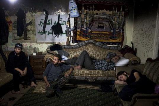 Combatientes de la oposición descansan en Alepo. 