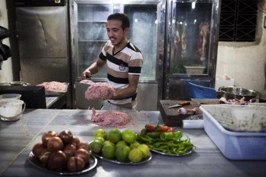 Mohammad, 23, prepara carne en un restaurante kebab en la ciudad de Alepo, Siria. 