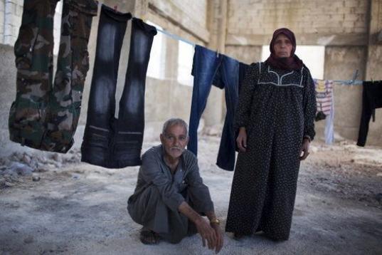 Una pareja de desplazados sirios en una fábrica abandonada de la ciudad de Alepo (Siria). 