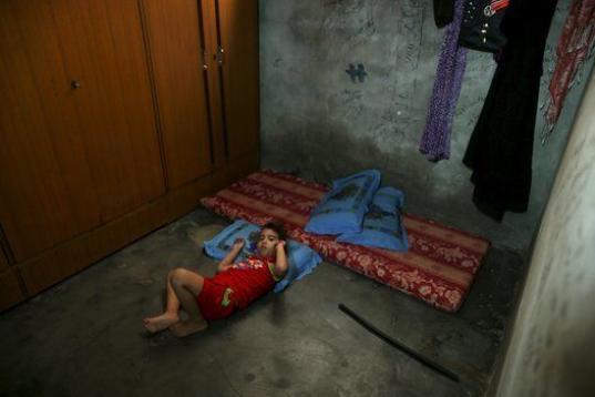 Durmiendo en el suelo, más fresco, ante la falta de ventiladores o aires en esta casa del campo de Shatti. 