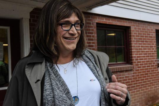 Christine Hallquist, que podría convertirse en la primera gobernadora transexual en la historia de EEUU, tras votar.