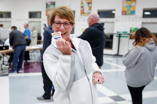 Una mujer después de votar en el Riley Elementary School de Arlington Heights, Illinois.