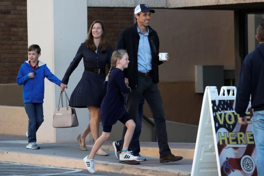 Beto O'Rourke, candidato demócrata al Senado por Texas, acude a votar con su familia.