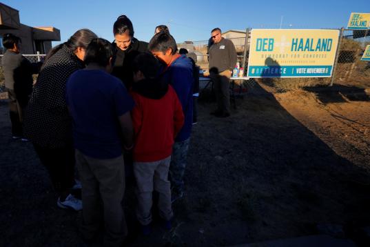La candidata demócrata al Congreso Deb Haaland recibe la bendición de una familia durante una parada en el pueblo navajo To'hajiilee.