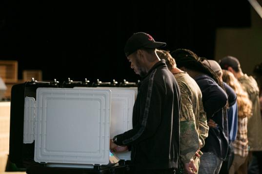 Los votantes acuden a las urnas en la iglesia baptista Noonday este martes 6 de noviembre en Marietta, Georgia.