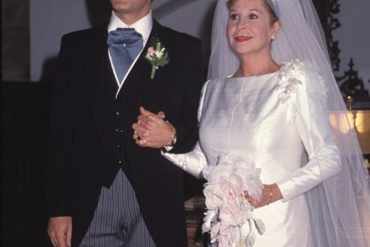Lina Morgan vestida de novia en la serie de televisión Compuesta y sin novio  junto al actor José Coronado