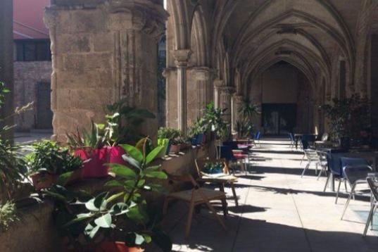 En pleno barrio del Born de Barcelona está El Convent. Además de cafetería y restaurante, es una sala de conciertos y un espacio cultural. El patio en el edificio de estilo gótico de siglo XIV da para eso y para que los perros puedan correte...