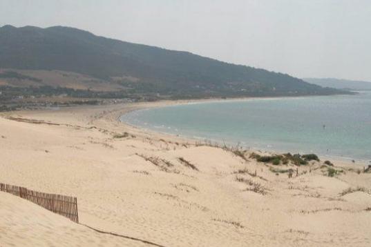 Nos vamos al sur de la costa peninsular para visitar esta playa de Tarifa donde los perros son bienvenidos. 4050 metros de longitud y la lejanía de los núcleos de población dan para unos buenos chapuzones peludos. 

Dirección: Playa de Valde...