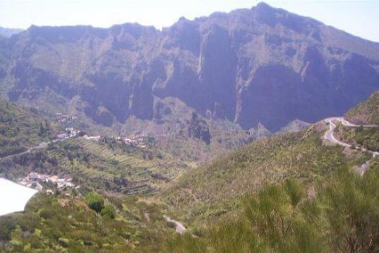 La parte menos conocida de Canarias son sus montañas y rutas para hacer senderismo. Las islas más occidentales cuentas con excelentes paredes y caminos que se disfrutan más con la compañía de tu fiel mascota. Un ejemplo de ello es Masca, al...