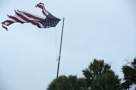 Una bandera medio rota ondea esperando a Irma en Fort Lauderdale, Florida, el 10 de septiembre de 2017.