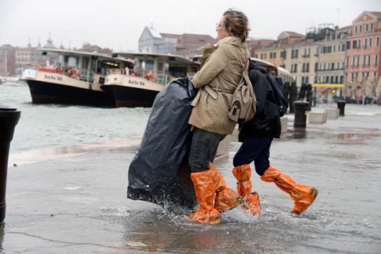 Turistas caminan por una calle inundada en Venecia (Italia).