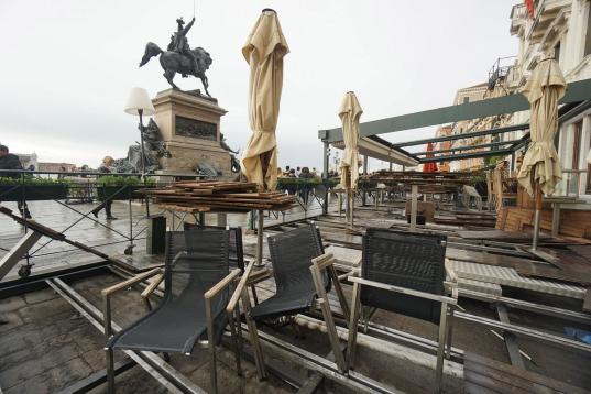 Vista de la terraza destrozada durante una tormenta del hotel London en el muelle de San Marco en Venecia (Italia).