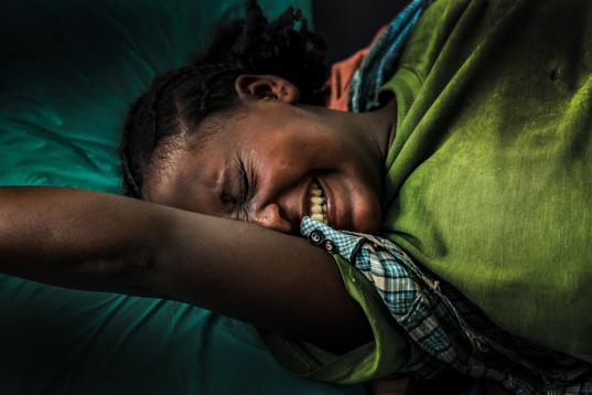 Barakat da a luz a su pequeño en Mejo, Etiopía.