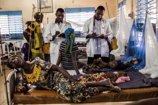 Debido a la casi total desaparición del sistema de salud, la presencia de organizaciones humanitarias en República Centroafricana resultaba imprescindible, tanto para cubrir las necesidades médicas generales como para responder al elevado rie...