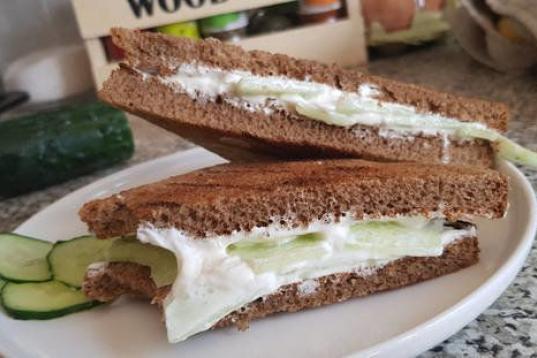 Sólo necesitas tres ingredientes y un par de minutos para poder cenar un sándwich ligero como éste. Aquí tienes el paso a paso.