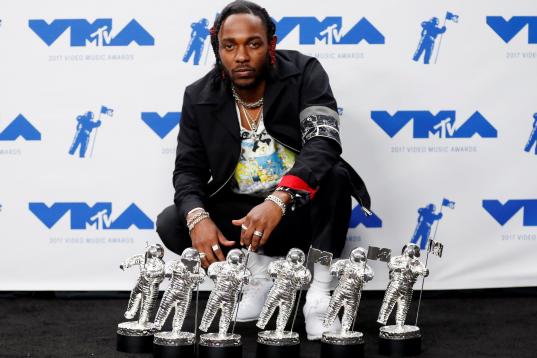 Kendrick Lamar con sus premios