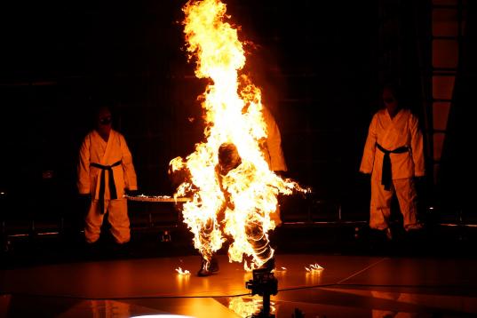 Un bailarín en llamas en la actuación de Kendrick Lamar