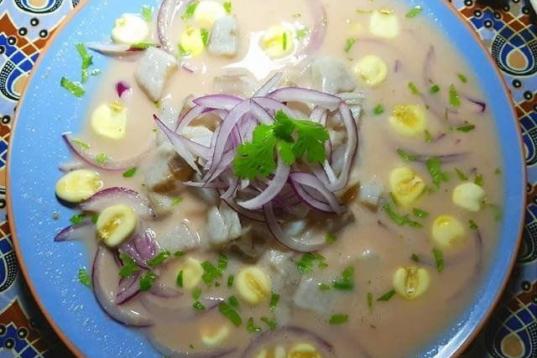 Este sí que es un clásico de la cocina peruana. Con corvina, boniato, cebolla roja, apio, limas, limón, guindilla, ajo, caldo de pescado, jengibre y sal. Puedes encontrar la receta en Cookpad.