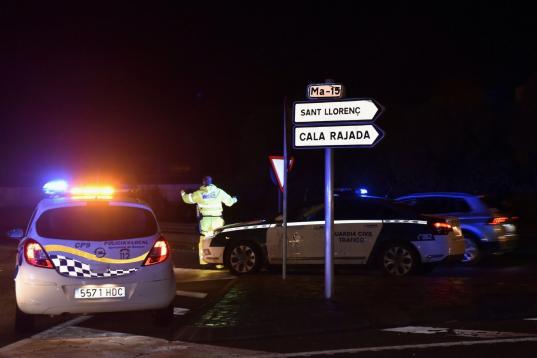 Miembros de la Guardia Civil y de la Policial Municipal controlan el tráfico en los alrededores de la localidad mallorquina de Sant Llorenç.
