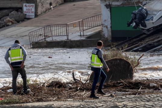 Los servicios de emergencia y rescate que trabajan en la zona afectada por el desbordamiento del torrente de Sant Llorenç, en el Levante de Mallorca.
