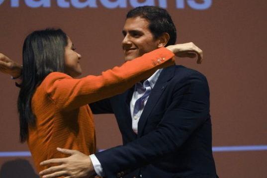 El presidente de Cidadanos (C 's), Albert Rivera (d), y la candidata del partido a la Generalitat, Inés Arrimadas (i), participan en un actora de campaña a las elecciones del 27S, hoy en Mataró. 