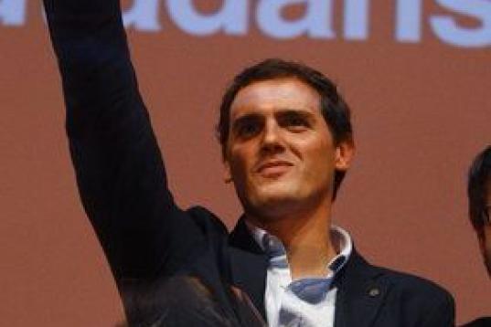 El presidente de Cidadanos (C's), Albert Rivera, durante un acto de campaña a las elecciones del 27S, hoy en Mataró, en el que ha participado junto a la candidata del partido a la Generalitat, Inés Arrimadas. 
