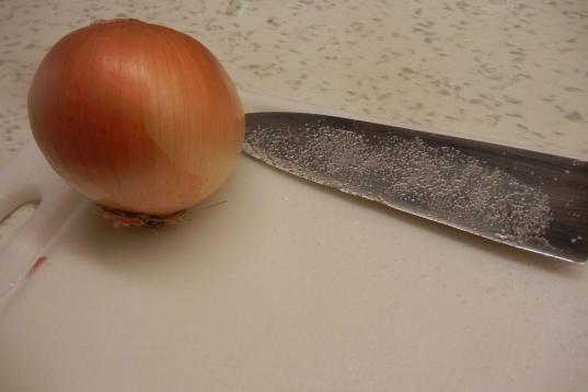 Método: humedece el cuchillo y después esparce un poco de sal por la hoja antes de cortar la cebolla. 

Resultado: la sal hace que la cebolla suelte mucha más agua de lo normal, aunque, curiosamente, hace que se reduzca un poco el lagrimeo. P...