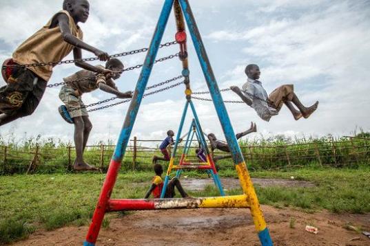 Los niños de Sudán del Sur juegan en un parque del campamento de refugiados en Uganda. La guerra estalló en Sudán del Sur en 2013, dos años después de lograr su independencia de Sudán. La crisis ya ha desplazado a más de 2,2 millones de ...
