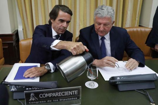 El expresidente del Gobierno José María Aznar junto al presidente de la Comisión de Investigación presunta financiación ilegal del Partido Popular, Pedro Quevedo (d).