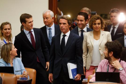 Aznar entra al Congreso acompañado de miembros del PP.