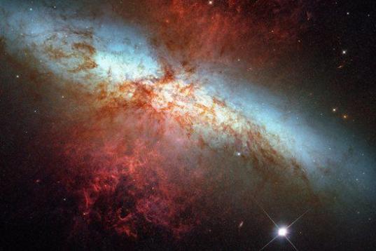 Esta imagen del telescopio espacial Hubble muestra una explosión supernova llamada SN 2014J en la galaxia M82, a una distancia aproximada de 11.5 millones de años luz de la Tierra. Fue tomada el 31 de enero, cuando la supernova se acercaba a s...