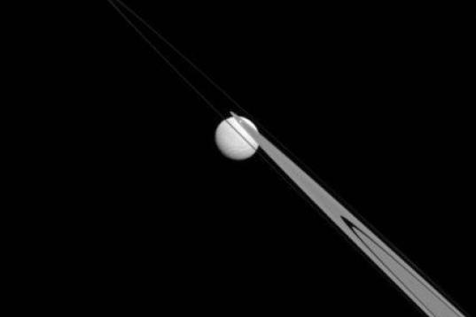 La luna de Saturno, Tethys, captada por la cámara de la nave Cassini el 14 de julio.
