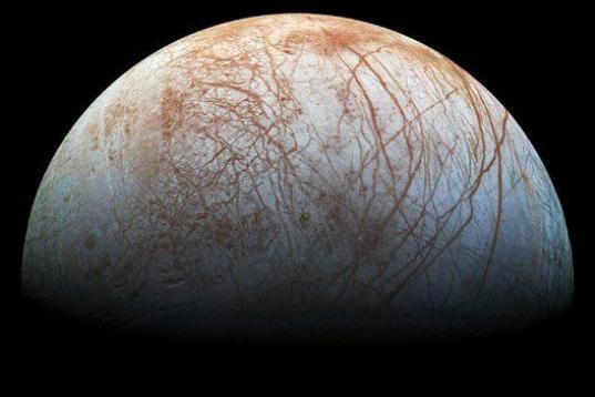 La superficie enigmática y fascinante de la luna helada de Júpiter Europa ocupa un lugar preponderante en esta imagen en color recién reprocesada, a partir de imágenes tomadas por la nave espacial Galileo de la NASA a finales de 1990.
