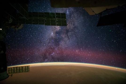 El astronauta de la NASA, Reid Wiseman, capturó esta imagen desde la Estación Espacial Internacional y la tuiteó el 28 de septiembre, escribiendo, "La Vía Láctea se roba el show de la arena del Sahara que hace que la Tierra tenga un resplan...