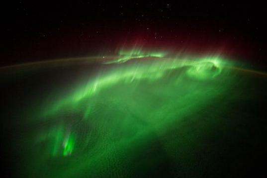 El astronauta de la European Space Agency Alexander Gerst tuiteó esta fotografía tomada desde la Estación Espacial el 29 de agosto, escribiendo, "las palabras no pueden describir lo que se siente volar a través de una #aurora. Ni siquiera sa...