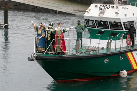 Los Reyes llegan en barco a Gijón.